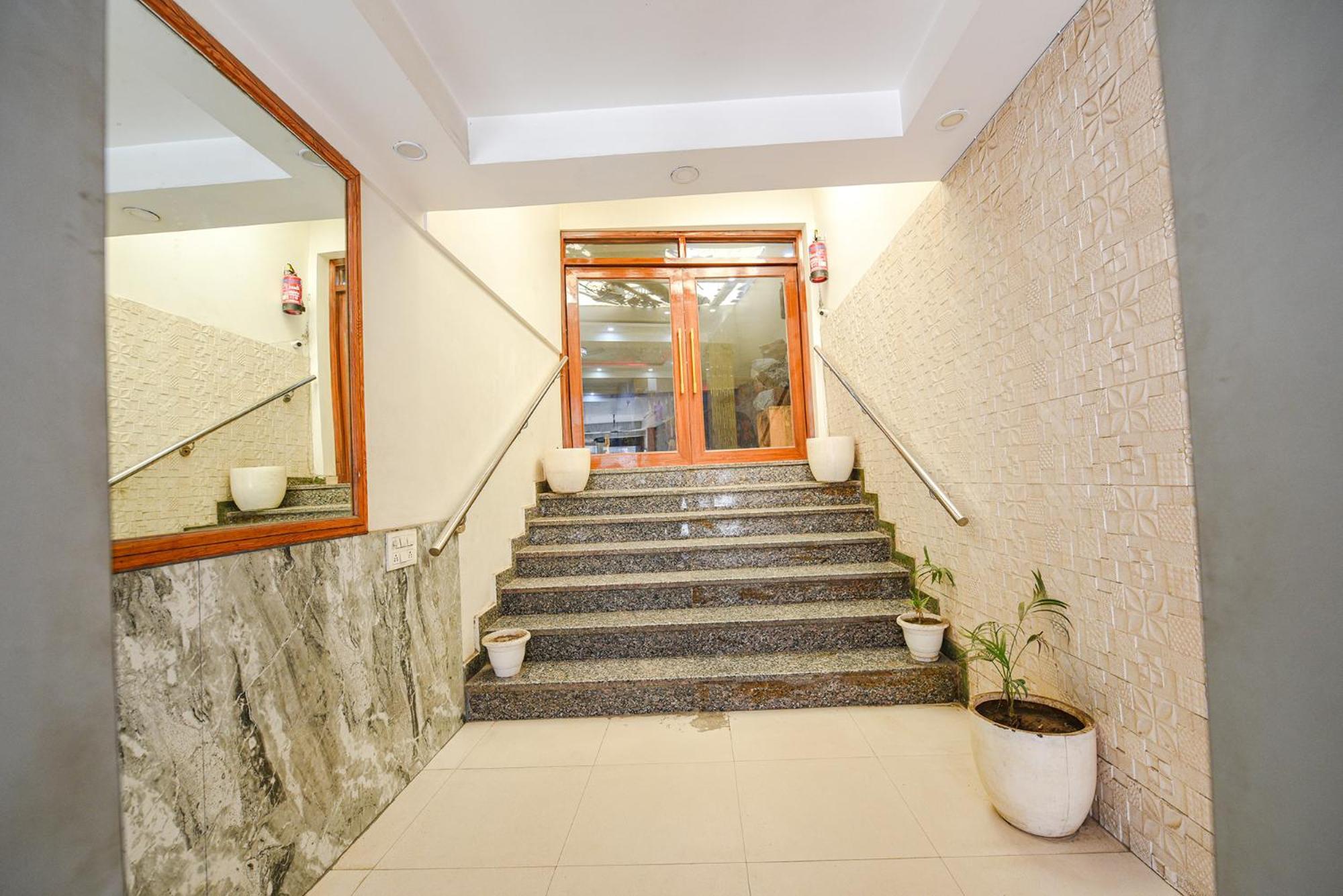 Fabhotel Aman Inn Near Igi Airport Нью-Дели Экстерьер фото
